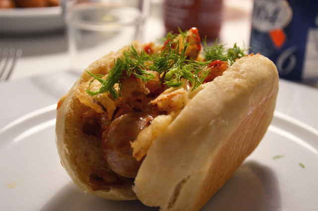 Hotdog med salsiccia, fennikel i tempuradej og fennikeltoppe