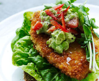 Kyllingeschnitzel med spicy tomatguacamole