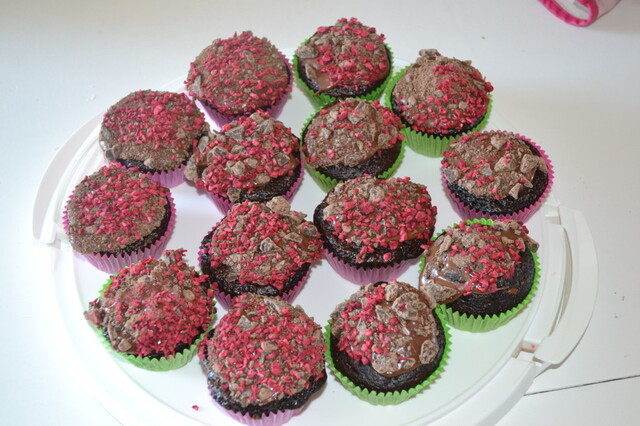 Svampede choko-hindbær muffins