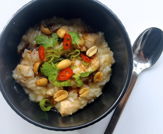 Congee // Asiatisk risgrød med kylling, forårsløg og peanuts