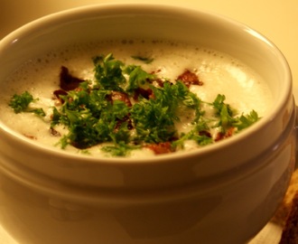 Jordskokkesuppe med bacon og kruspersille