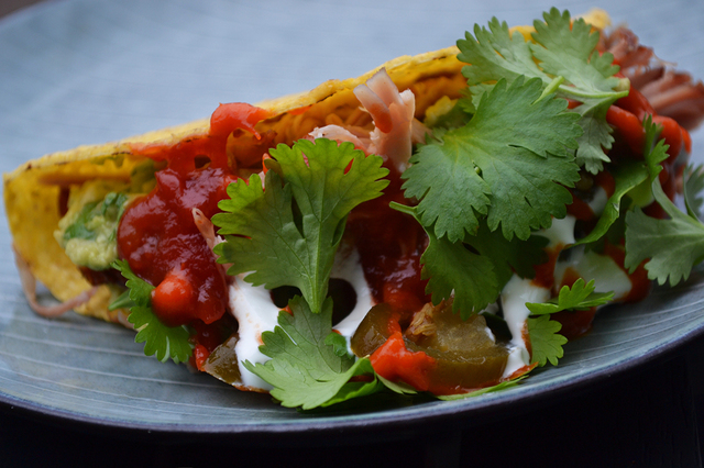 Tacos med mexicansk langtidssteg gris, syltede rødløg, guacachile og brændt habanero-sauce