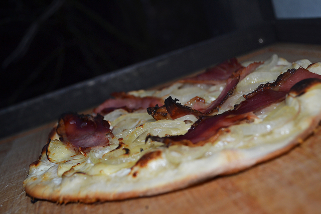 Tarte Flambée goes Alto Adige: Pizza med speck, mascapone og løg