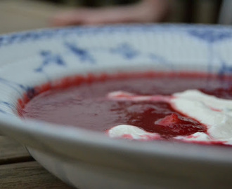 RØDBEDESUPPE MED RØGET LAKS