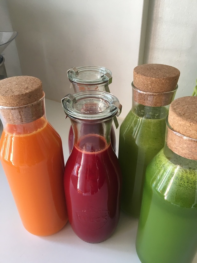 Forskellige homemade slow-juice med Frugt