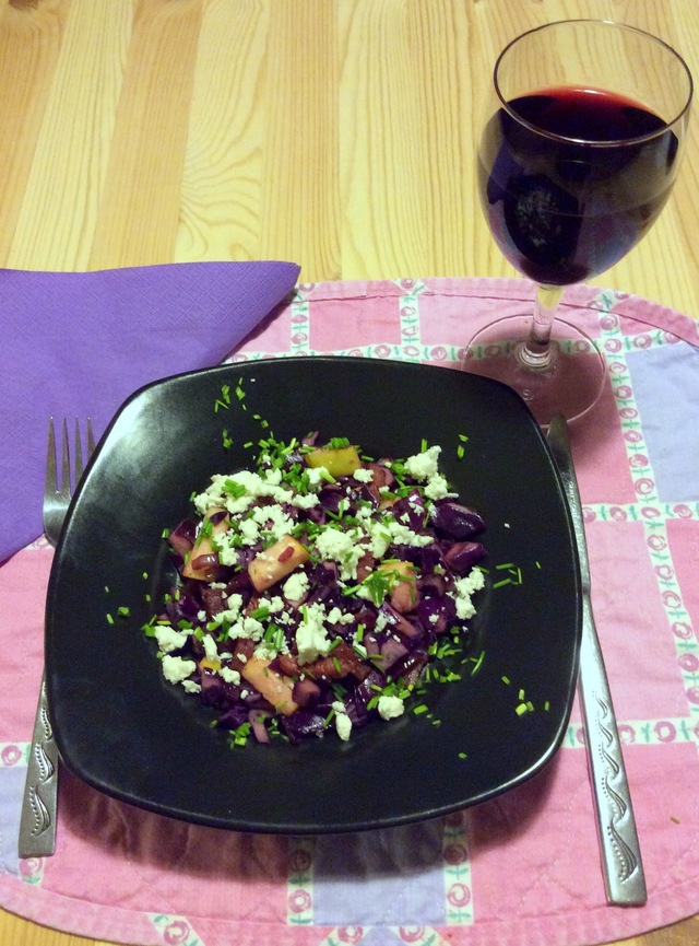 Lun salat med rødkål, bacon og feta