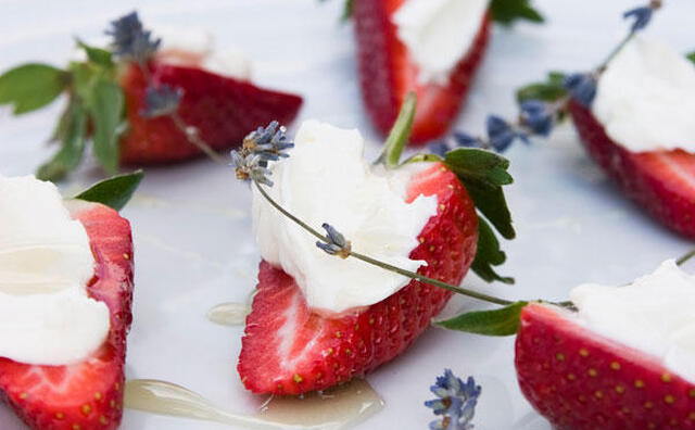 Jordbær og yoghurt med lavendel-sirup
