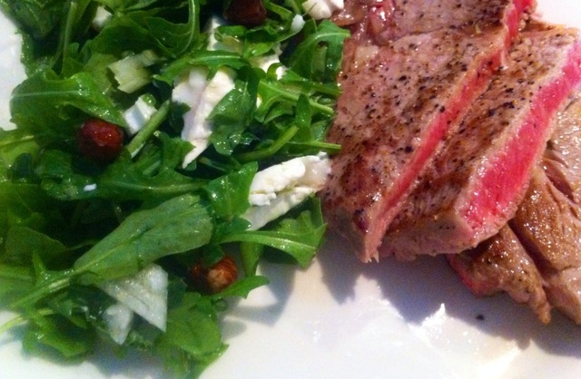Bøf og Salat med hasselnødder og gedeost