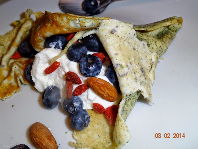 Protein morgen-dessert æggepandekage med vanille og mynte