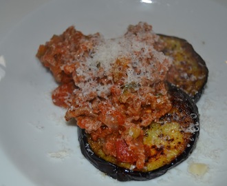 Aubergine med kødsovs