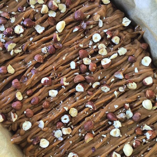 Chokolade brownie med hasselnødder og saltkaramel