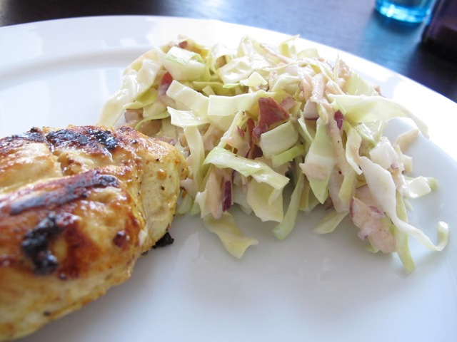 Coleslaw med spidskål og æble