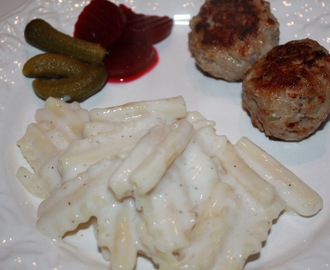 Stuvet macaroni med frikadeller