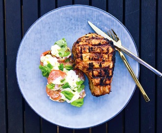 Skaftkoteletter på grill med tomatsalat med burrata