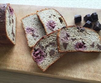 Glutenfrit brunchbrød med banan, hindbær og chokolade - bagt på mandelmel