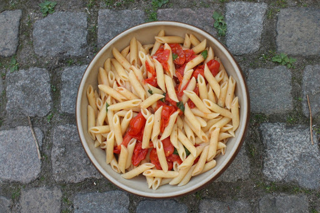 Sommerlig pasta med tomatsauce og basilikum