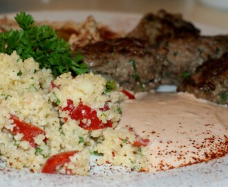 "Arabian night": arabiske frikadeller med hummus, tabouleh og kold
harissasauce