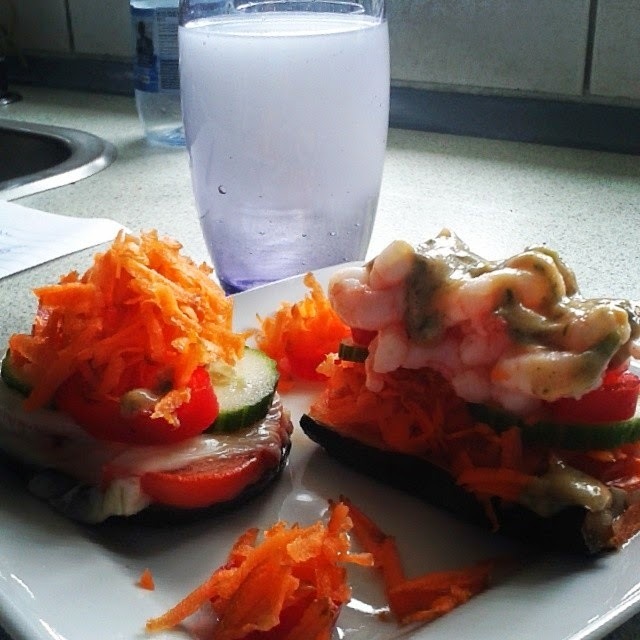 Frokost: Aubergine sandwich med ost / rejer og hjemmelavet sund dilddressing