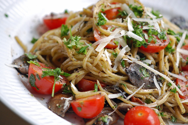 Frisk pasta med svampe – bacon og tomater