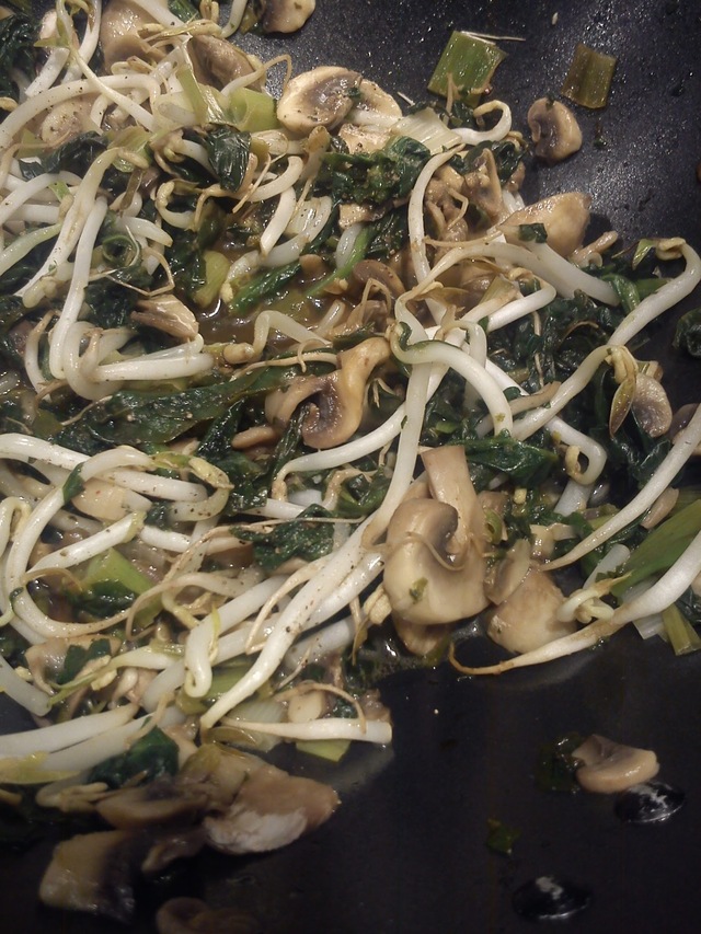 Spinat, Champignon Wok med nudler og  soya