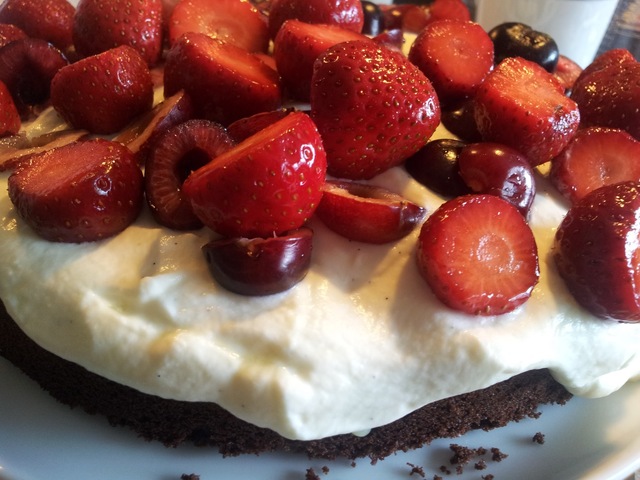 Chokoladekage med jordbær og kirsebær