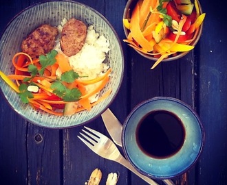 Frikadeller med spicy agurkesalat