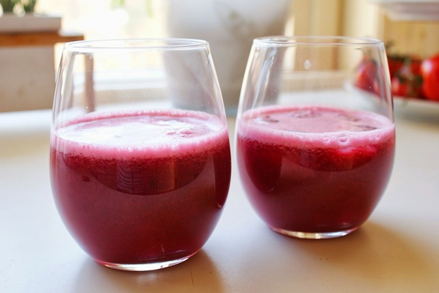 Friskpresset juice på blåbær, æble og lime - fyldt med antioxidanter