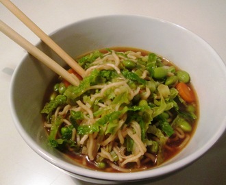 Kinesisk Nudelsuppe med Edamamebønner