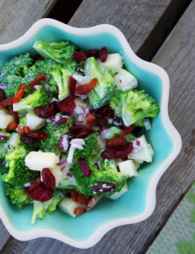Broccoli salad with apple & bacon
