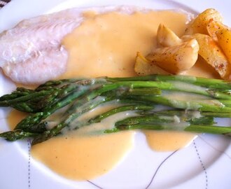 Pangasius filet med grønne asparges og Hollandaise sauce