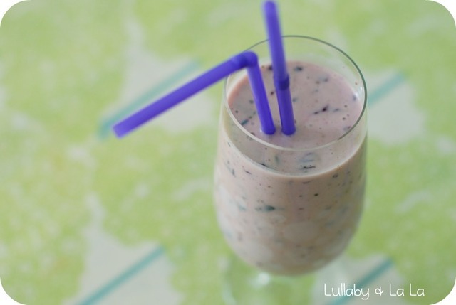 Kærnemælks smoothie med blåbær, lakrids og citron