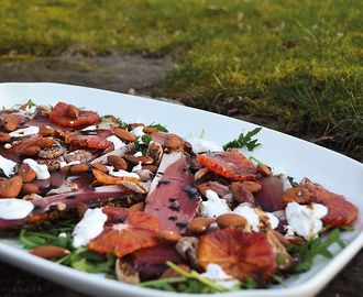 Damebladsmad: Salat med speck, blodappelsin, figner og mandler