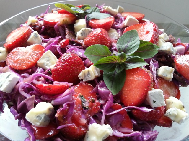 Smuk rød salat med jordbær og spidskål