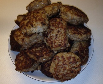 Hjemmelavede traditionelle frikadeller.