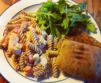 Pastasalat med en side-salad