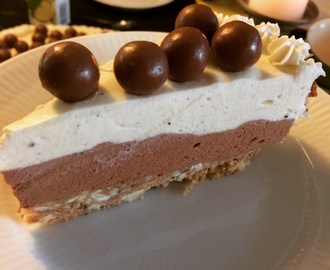 Cheesecake m. vanilje og chokolade.