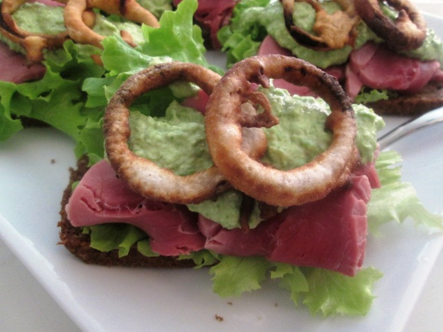 Smørrebrød med Røget Mørbrad og Ærtemayo