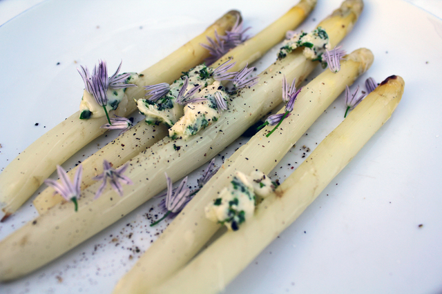 Grillede hvide asparges med kryddersmør og purløgsblomster