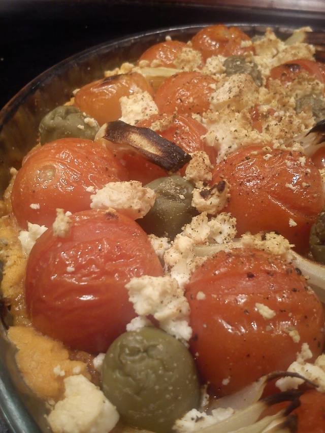 Tomattærte med pesto, oliven og feta