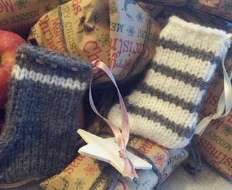 Små, strikkede julesokker til pynt / Small, Knitted Christmas Socks - Decoration