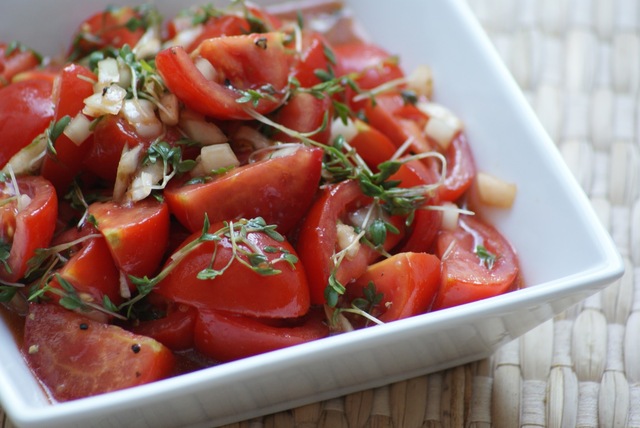 Sommerlig tomatsalat med karse