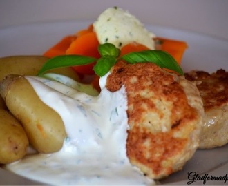 Kyllinge frikadeller med asparges kartofler , kold basilikum dressing
og kogte gulerødder med Kryddersmør .