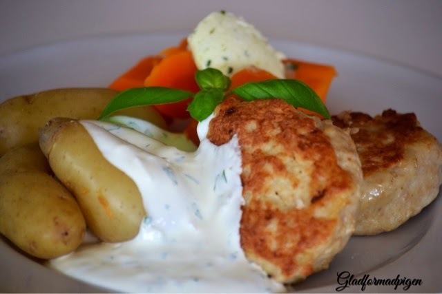 Kyllinge frikadeller med asparges kartofler , kold basilikum dressing
og kogte gulerødder med Kryddersmør .