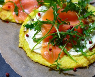 Æggepandekage med røget laks, rucola og wasabi-creme