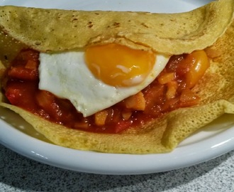 Kikærtewrap med æg og krydret tomatsauce