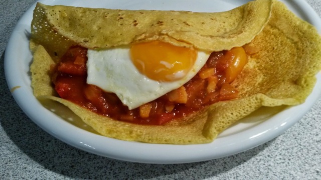 Kikærtewrap med æg og krydret tomatsauce