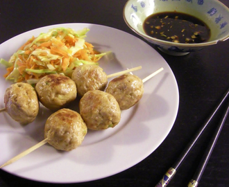 Japanske Kyllingefrikadeller med coleslaw