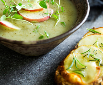 Jordskoksuppe med æbler og sprøde kartoffelbrød