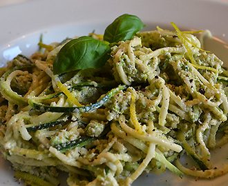 Zucchini-“spaghetti” med pesto af savoykål, valnødder og citron