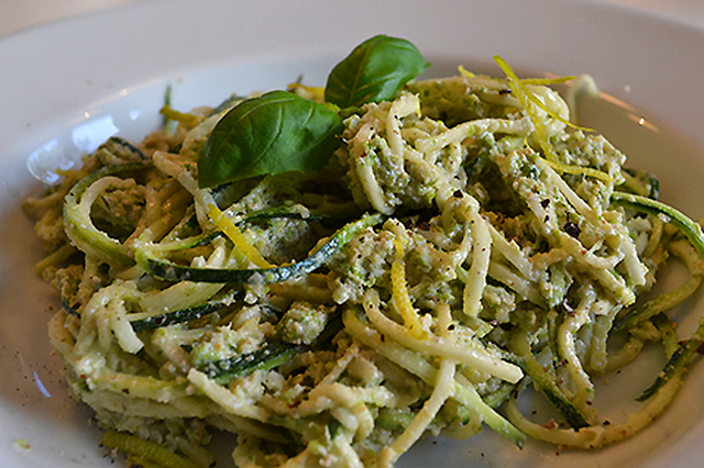 Zucchini-“spaghetti” med pesto af savoykål, valnødder og citron